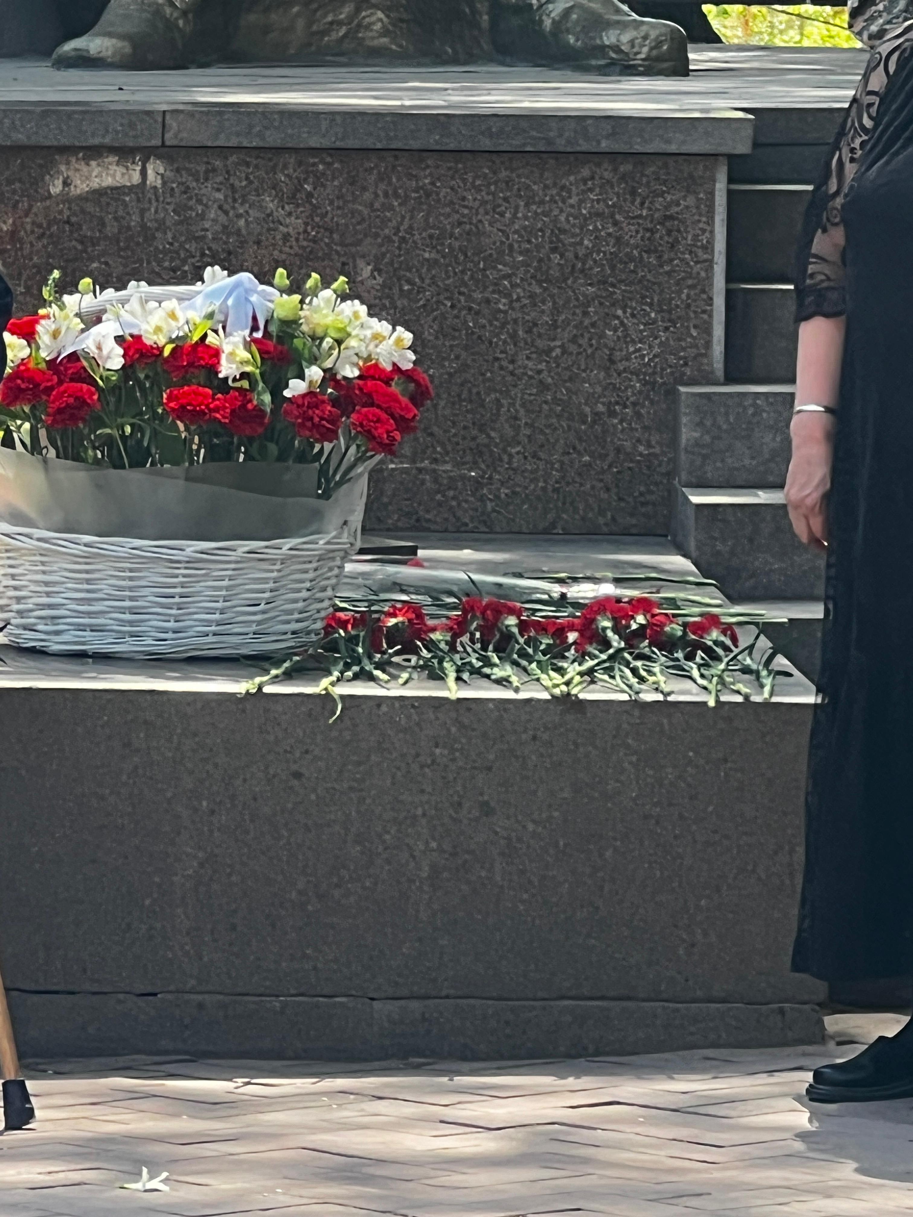 "Сарбаз ескерткішіне Мәңгілік алауға гүл шоқтарын қою"-"Возложение цветов к вечному огню памятнику солдата"