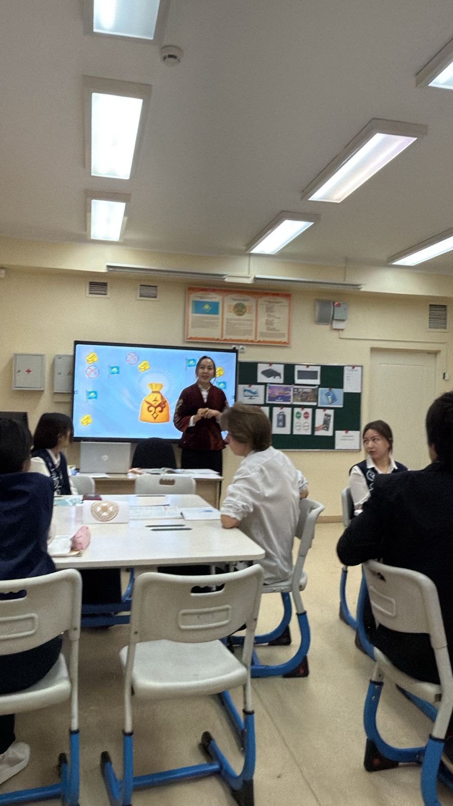 Ашық сабақ: 10А сыныбында «2D ойындары» тақырыбында. Ағылшын тілі пәнінің мұғалімі: О.Ф. Кучкоров