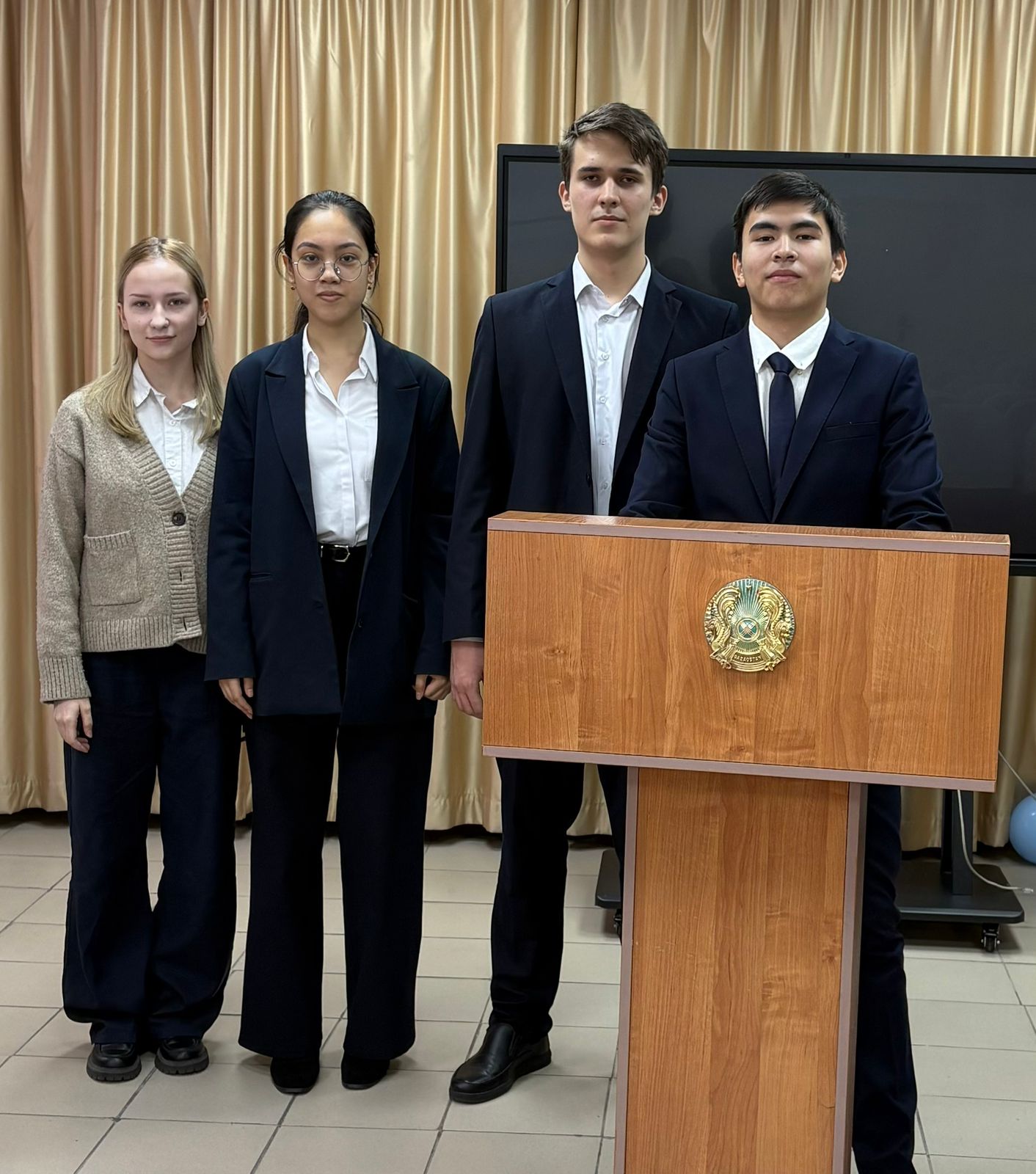 Өзекті тақырып бойынша пікірталастар өтті: "Ауыл мектептеріне 70% грант бөлу керек пе?»