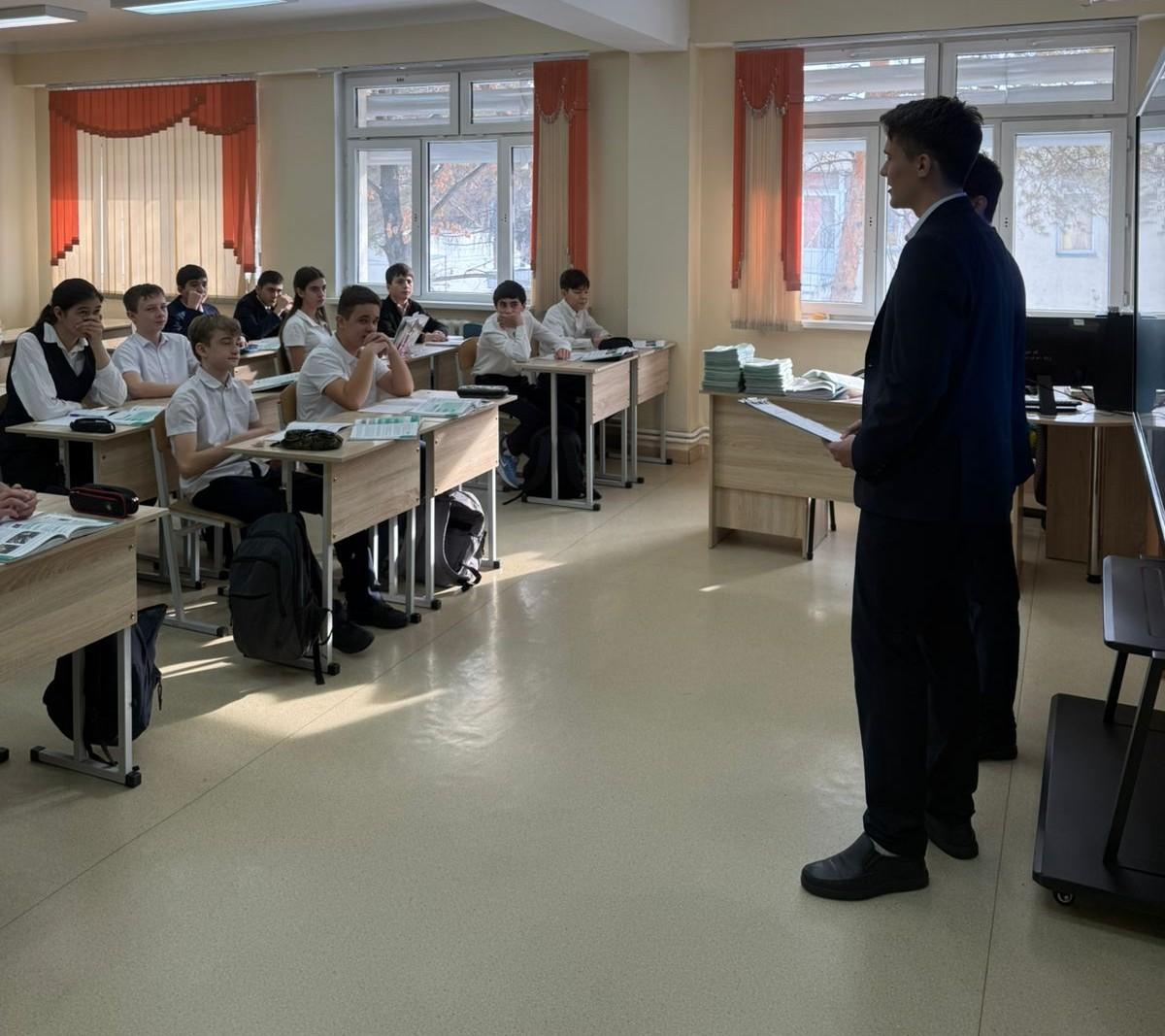 «Заң және тәртіп» фракциясы оқушылармен жұмыс жүргізді Өз қызметі аясында «Заң және тәртіп» фракциясының өкілдері оқушылармен кездесу өткізді. Іс-шара барысында заңнаманы сақтау, құқықтық жауапкершілік және заңға бағынатын мінез-құлықтың маңыздылығы