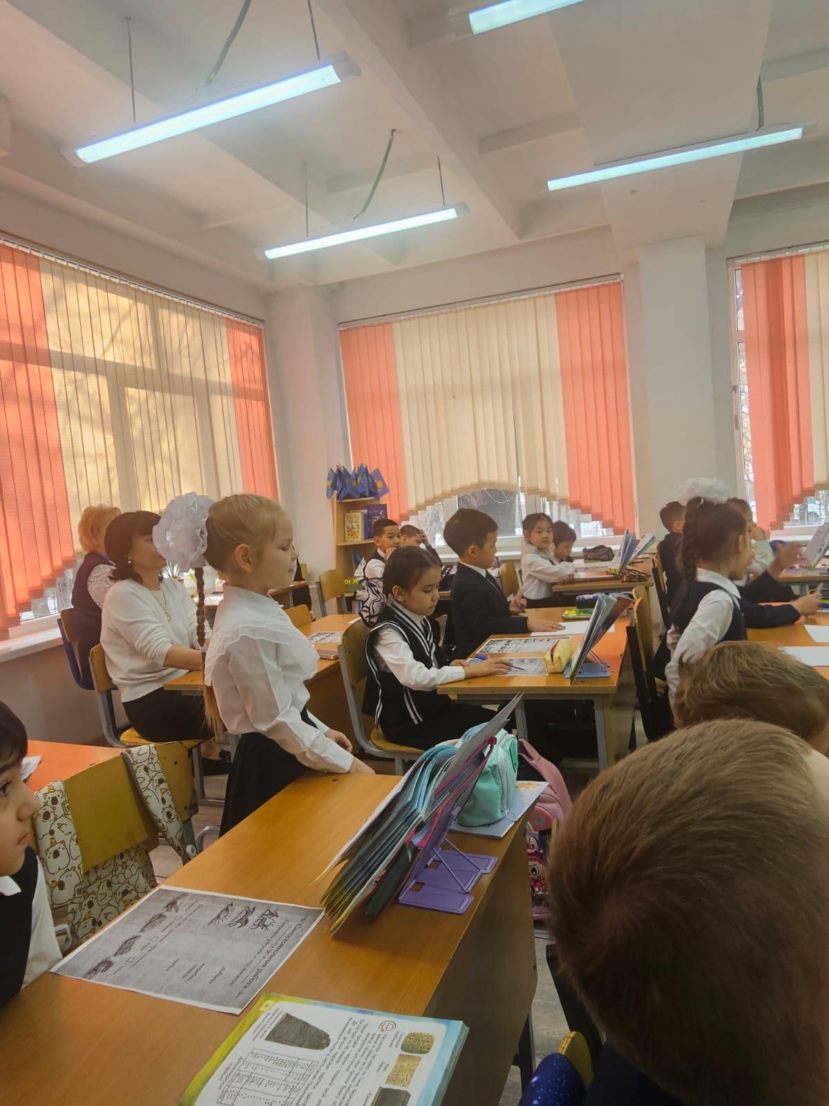 Бастауыш мектептердің әдістемелік бірлестігінің онкүндігі аясында 27 ақпанда Б.К. Омарова 1Б сыныбында «Дүниетану» тақырыбында «Ежелгі жазбалар» тақыр